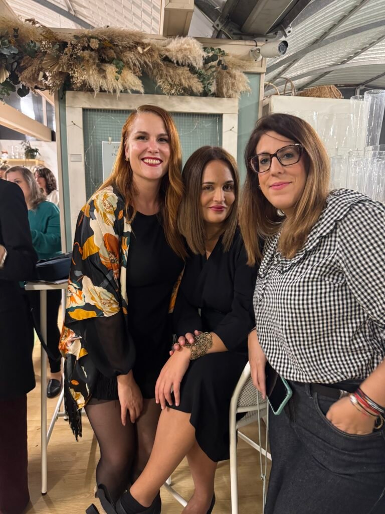 Clientas en un taller floral de Rocío Cuevas