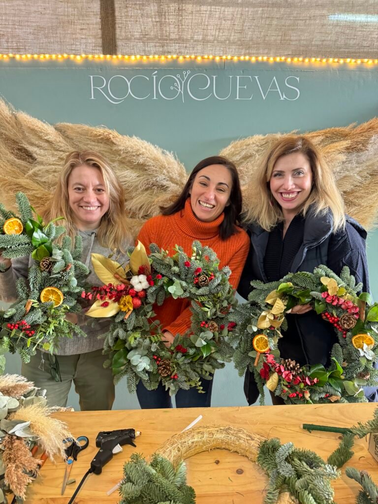 Clientas en un taller floral de Rocío Cuevas
