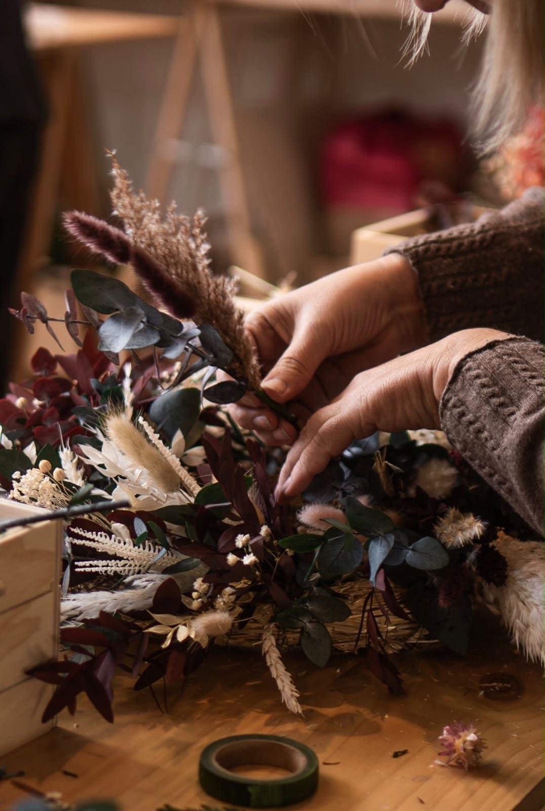 Manos creando un arreglo floral
