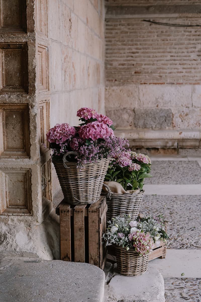 decoración floral iglesia entrada