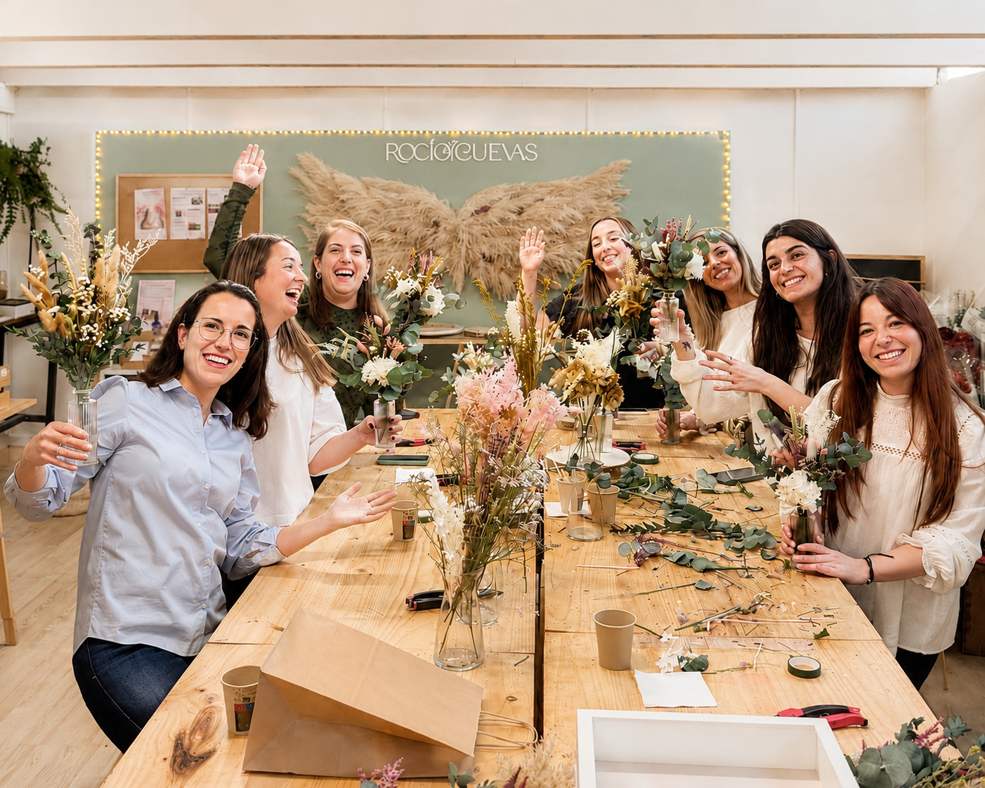 Grupo de amigas en taller floral