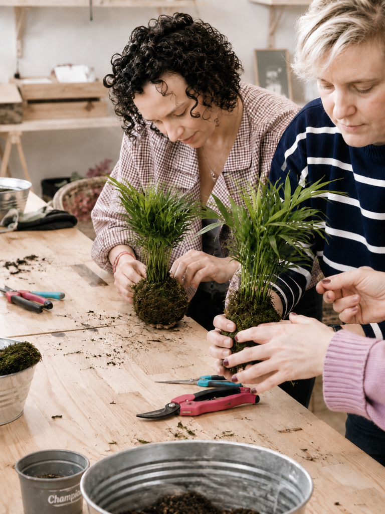 Clientas en un taller floral de Rocío Cuevas